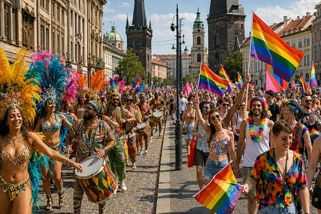 Odhalené tanečnice nevadí. Duhová vlajka ano. Prague Pride opět odhaluje dvojí metr - Médium.cz