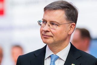 Přijmout euro je pro Česko povinnost, říká eurokomisař. Sankce ale nehrozí - Seznam Zprávy