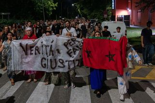 „Pomoc, už dost,“ volal. Italská policie zaklekla na ulici opilého Maročana, nepřežil - Novinky
