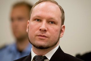 Zavraždil 77 lidí, přesto se má jako v bavlnce. Od útoku Anderse Breivika uběhlo 15 let