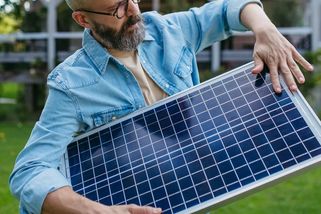 Lidl prodává balkonovou solární elektrárnu od 7 999 Kč: Češi hledají kličky, jak vyjít s úřady