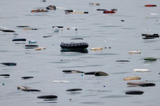 Fotky z pláže v Ceutě ukazují, jak se migranti vybavili na překonání hranic - Seznam Zprávy