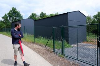 Poslanec Rajchl se sousedy oplotil sad. Nové boudy už řeší úřad - Seznam Zprávy