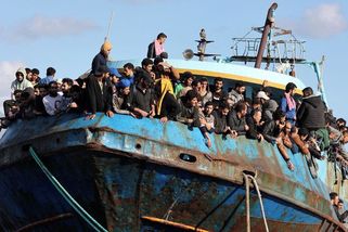U Libye se převrátila loď s migranty, nejméně 50 mrtvých či pohřešovaných - Novinky