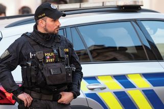 Policie kvůli výhrůžce bombou kontroluje stovky úřadů a obchodních center - Seznam Zprávy