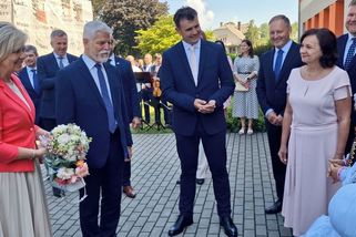 Delikatesy za 35 Kč. Prezident Pavel navštívil unikátní školní jídelnu - Novinky