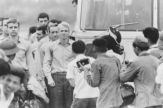 John McCain odmítl propuštění. Vykloubili mu rameno, zlomili žebra a drželi ho 2 roky na samotce - Médium.cz