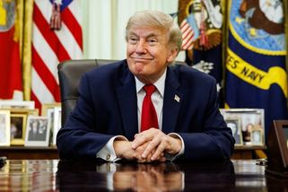 Doprava proudí, Hormuz je otevřen obchodní plavbě, tvrdí stále Trump i armáda USA