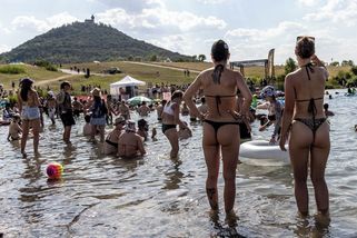 Foto: U jezera Most začal festival Let It Roll, dorazí až 20 tisíc lidí - Seznam Zprávy