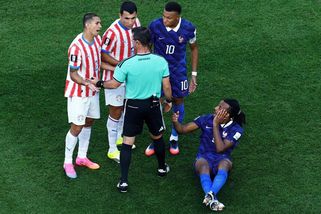 MS fotbal | Svět se bouří po nechutné podívané: Takový sudí nemůže pískat MS! - Sport.cz