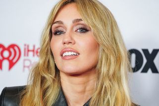 Rebelka Miley Cyrus ukázala klín a nechala vykouknout i bradavku