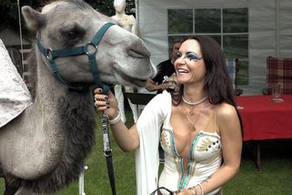 Manželka Petra Jandy bez podprsenky a s pořádně odvážným dekoltem! Na egyptské párty byla krásná Alice zatraceně sexy