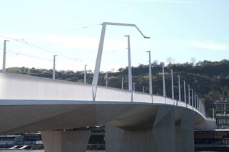 Lampa rebelka bude svítit silněji. Architekti popsali zajímavosti pražského Dvoreckého mostu - Novinky