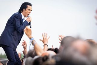 Recenze: Po smrti synů zpívá ještě intenzivněji. Nick Cave vystoupil v Praze - Seznam Zprávy