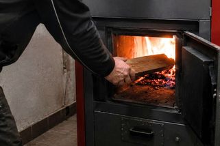 Za topení dřevem v novém kotli pokuta 50 tisíc. Mohou za to lži nepoctivých prodejců