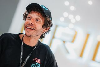 Fenomén dorazil do Brna. Rossi je na Grand Prix poprvé v nové roli, v paddocku nechybí ani cyklistická legenda - Sport.cz