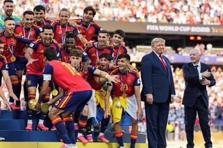MS fotbal | FOTO: Nejlepší snímky finále. Trump chtěl slavit, Messiho slzy i let pro vyloučení - Sport.cz