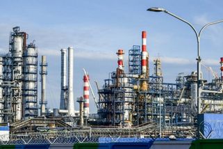 Ukrajinci zasáhli obří rafinerii Gazpromu 1 400 km od hranic tak přesně, že nefunguje ani jedna jednotka