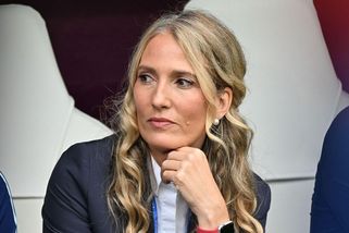 MS fotbal | Mistrům světa pomáhá záhadná dlouhovláska. Záhy po finále se objímala i se střelcem rozhodující branky - Sport.cz