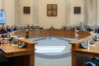 Vláda po týdnech otálení otočila a představila balíček opatření ke snížení cen pohonných hmot