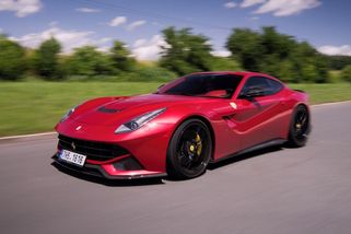 Řídili jsme poslední pravé Ferrari. A možná to vůbec nejlepší - Garáž.cz