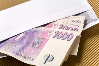 Kolik peněz dát do obálky na svatbu? Odborník na etiketu prozradil, pod jakou částkou si uříznete ostudu a budete za skrblíka