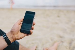 Mobil na ručníku u moře může trvale zničit baterii