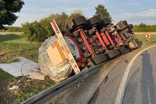 Tisíce litrů piva vsákla louka. Opilý řidič cisterny nezvládl u Erfurtu zatáčku - Novinky