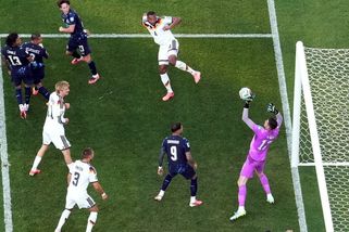 MS fotbal | Nepochopitelné, loupež. Experti se přou o neuznaném gólu Němců - Sport.cz