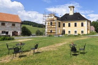 Manželé z Prahy koupili a devět let opravují zchátralý zámek v Pošumaví