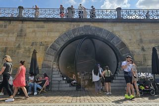 Vajgly, střepy a rozbité lavičky. Jak to ve dne a v noci vypadá na pražské náplavce po tvrdé zahraniční kritice - Novinky