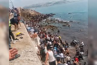 Do španělské Ceuty včera přišlo na 49 tisíc migrantů, na místo letí i premiér - Echo24.cz