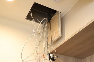 Dvě kila kokainu a extáze, ale i tisíce eur vypadly na technika při kontrole elektriky v pražském bytě - Novinky