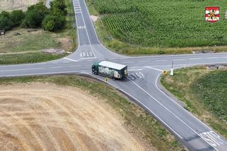 Neviditelná stopka? Profesionální řidiči i cyklisté značku na Vyškovsku ignorovali, nachytal je dron - Novinky