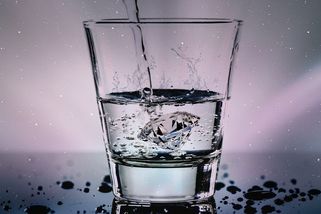 Dva litry vody denně jsou mýtus. Kolik vody bychom tedy měli vypít? - Médium.cz