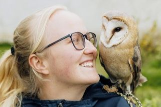 Na řízení auta můžu zapomenout, říká žena, která v dospělosti zjistila, že má albinismus