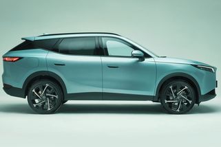 Čínský nováček v Česku raketově roste a nepolevuje! SUV teď prodává se slevou 150 tisíc, dárky dostanou i ti, co si auto nekoupí - Garáž.cz