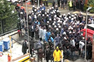 Turecká policie vtrhla do centrály opozice, proti davu použila slzný plyn - Novinky