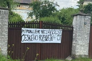 Poslance ANO rozčílilo sousedovo prostěradlo na podporu České televize - Seznam Zprávy