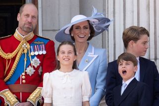 Princ George (12) už skoro přerostl maminku Kate! A co letos vymyslel na balkoně paláce srandovní bráška Louis?