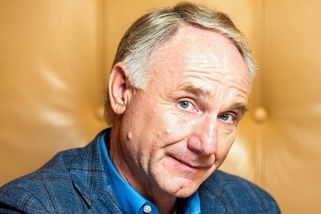 Dan Brown dal fanouškům další hádanku. Poznáte, kde stojí?