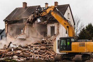 Zákon umožňující vyvlastňovat lidem domy a chaty kvůli stavbě bytovek byl schválen. Černé stavby naopak dostávají zelenou