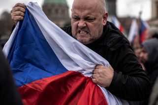 Když se začínám stydět za českou vlajku - Médium.cz