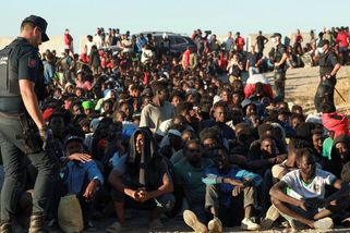 FOTO: Ceuta po náporu migrantů. Tisíce jich zůstaly a stojí fronty na pomoc - Novinky