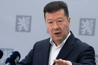 Cizinec natáčející šílenou jízdu na D1 přišel o řidičák. Okamuru nazval „šikmookým kohoutem“
