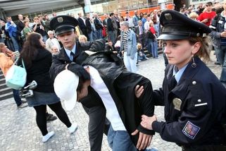 Policie posiluje dohled nad pražským „rájem narkomanů“ - Novinky