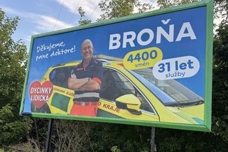 Známý plzeňský záchranář a lékař po 35 letech končí. Kolegové mu vzdali hold obřím billboardem - Novinky