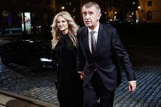Před summitem NATO stihli ještě promoci syna: Monika Babišová zazářila v kalhotovém kostýmu, seklo to i pánům