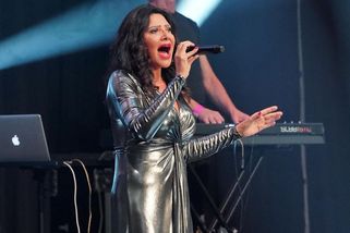 Pohublá Ilona Csáková jako neskutečná šťabajzna: V metalických šatech předvedla útlý pas a ňadra dmoucí!