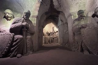 Jeskyně Blanických rytířů je plná soch. Z obří podobizny Masaryka zbyly jen boty - Seznam Zprávy